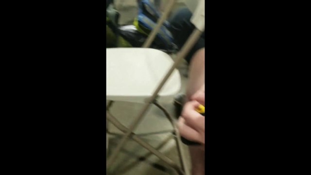 Ce gamer pro joue avec sa manette... A L'ENVERS !!!