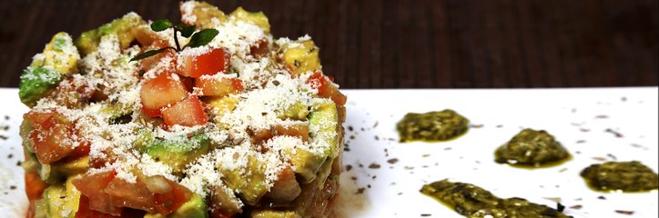 اليكِ سلطة البندورة والأفوكادو بالفيديو لبشرة نقية ونضرة