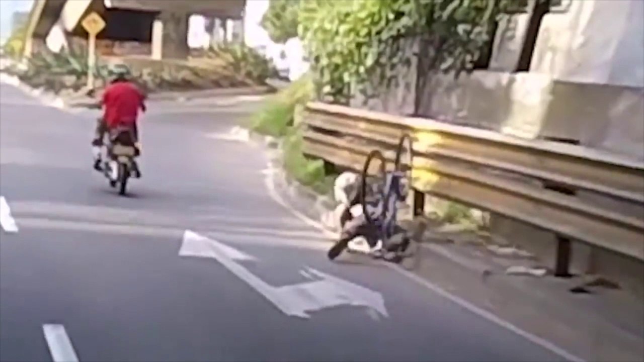 Ce cycliste s'explose contre un mur.. TOUT SEUL !! Bien joué Armstrong ;)