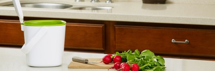 حيلة ذكية لازالة الرائحة من سلة المهملات