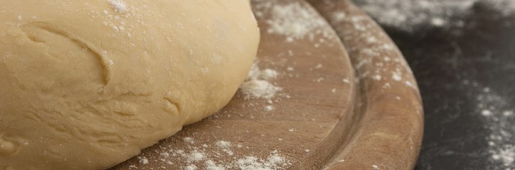 كيف ترققين العجينة بإستخدام قارورة مياه