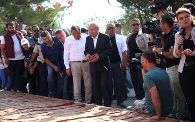 Kemal Kılıçdaroğlu'na Takdim Edilen Plakette Soyadı Yanlış Yazıldı