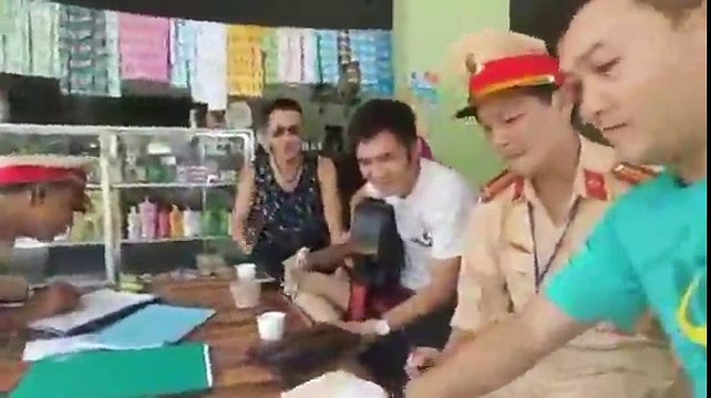 Xử phạt xong, CSGT tỉnh Nghệ An lôi guitar và ngồi hát hò với người vi phạm