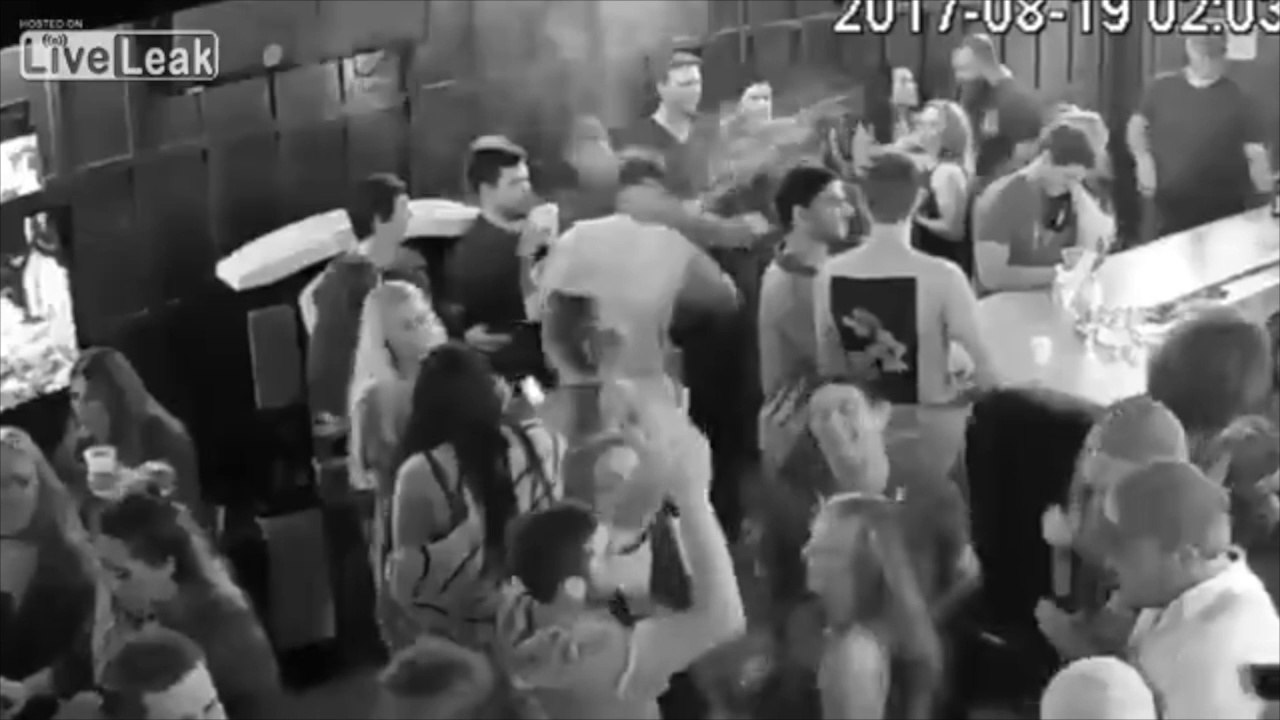 Il se prend une bouteille de bière en plein visage en boite !