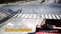 Un motard fonce droit sur un camion et a le réflexe qui lui sauve la vie...