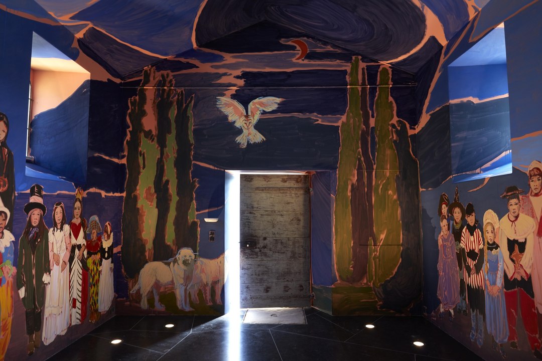 La fresque de Claire Tabouret chez Pierre Yovanovitch