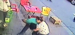 Başka Bir Kadınla Gördüğü Kocasını Sokak Ortasında Bıçakladı