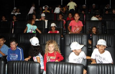 Mevsimlik İşçilerin Çocuklarına Sinema Sürprizi