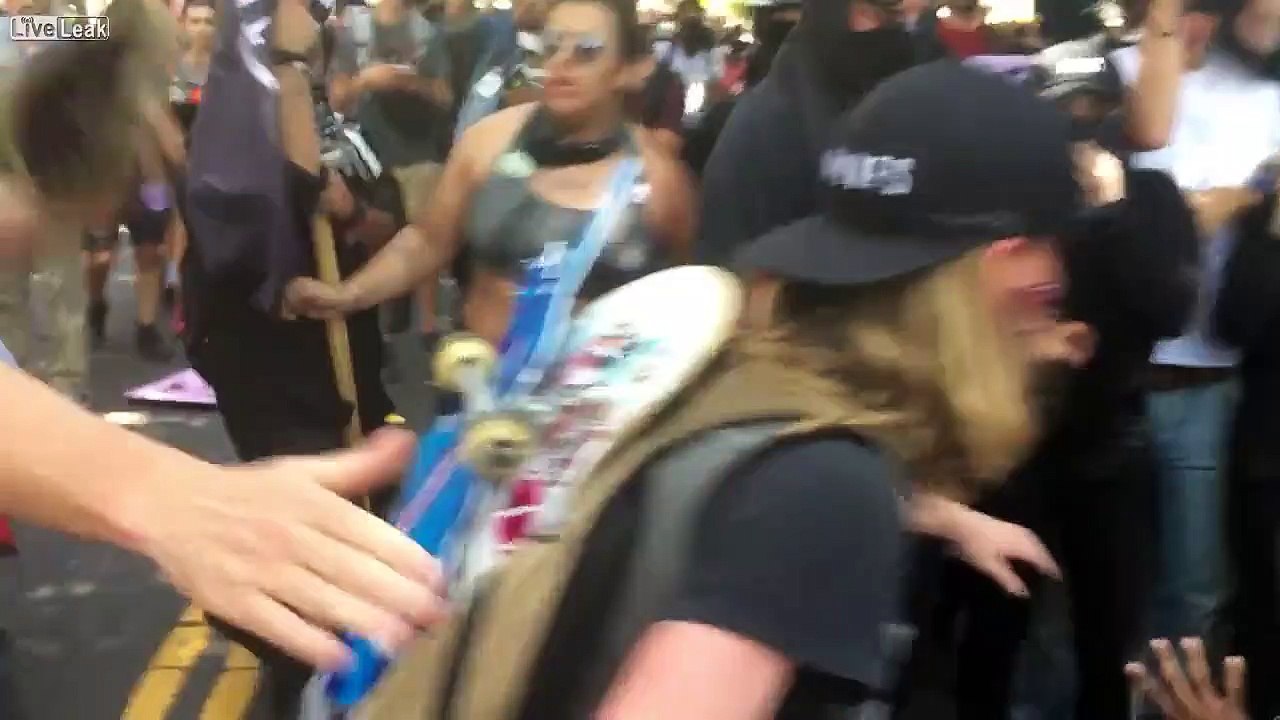 Un photographe sauve un nazi qui a failli se faire tuer par des antifascistes !