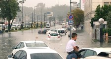 İstanbul'da Sağanak Yağış Başladı, Eminönü ve Beşiktaş'ta Denizle Kara Birleşti