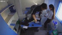 Les images terribles d'un braqueur qui terrorise une employée de banque au Kazakhstan