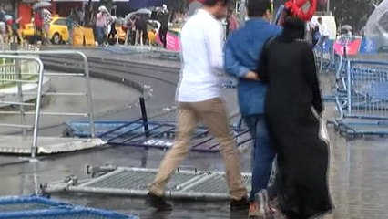 Şiddetli Fırtına Taksim Meydanı'nı Savaş Alanına Çevirdi