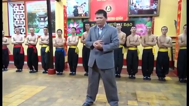 Ce maitre kung-fu en costume leur donne des leçons impressionnantes !