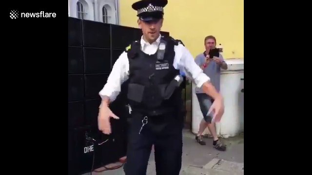 Policeman performs impressive dance moves at Notting Hill Carnival