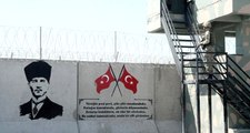 Suriye Sınırına Yerleştirilen Beton Bloklara Atatürk Portresi ve Türk Bayrağı Çizildi
