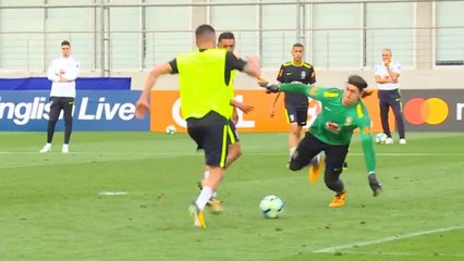 Cássio fecha o gol em treino da Seleção; assista!