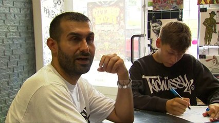 Zvastikat kthehen në art  - Top Channel Albania - News - Lajme