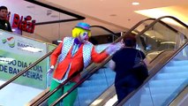 Clown rolltreppe clown prank funny prank clown elevator bad clow very bad clown