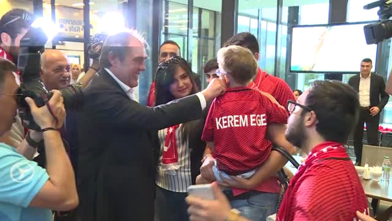 Gençlik ve Spor Bakanı Bak ve A Milli Futbol Takımı Oyuncuları Engelli Çocuklarla Bir Araya Geldi