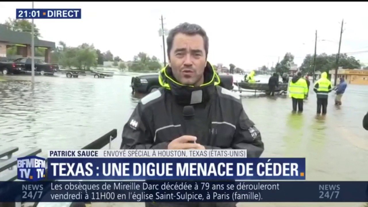 Harvey: Trump brandit un drapeau du Texas en solidarité avec les sinistrés