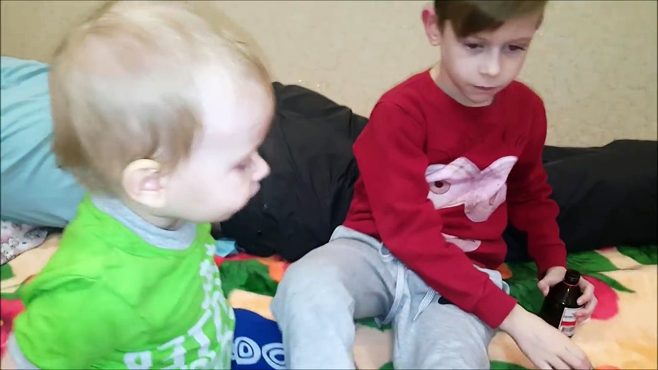 Укол кукле Беби Борн. Киндер сюрприз. Игрушки для детей. Doll Baby Born. Делаем укол в поп