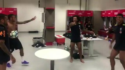 Neymar joga 'fut mesa' no vestiário com Daniel Alves, Marcelo e Thiago Silva, assista!