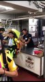 Des serveuses changent leur fût de bière comme dans un stand de F1