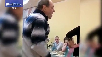 Скачать видео: Nusja i nxjerr gishtin e mesit vjehrrit, ja reagimi i tij