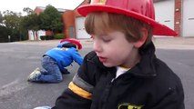 Enfants ville feu pour en jouant gare jouets camions avec Lego legos