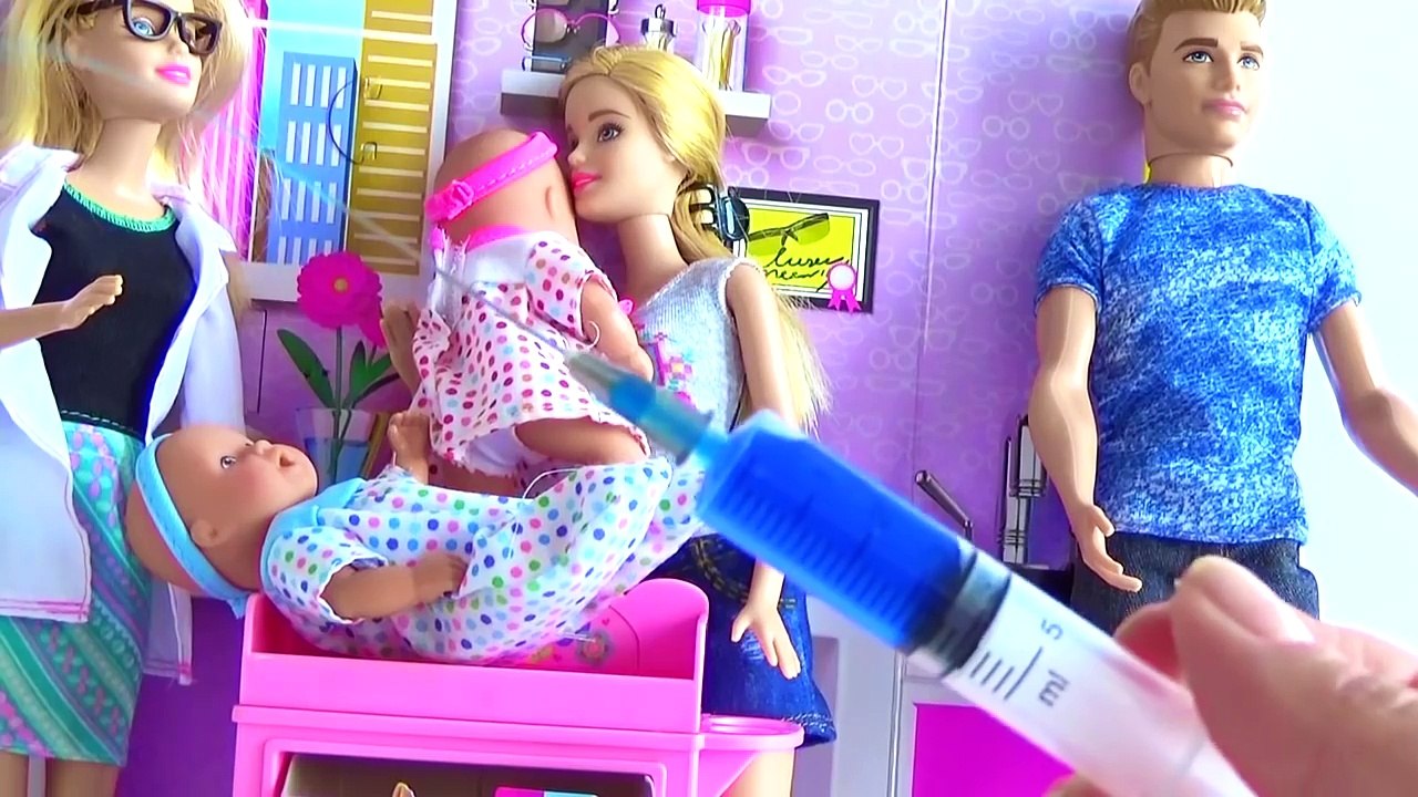 Et bébé docteur poupée pour drôle fille aller vie réal seringue à Il jumeaux  avec Barbie ken barbie p - Vidéo Dailymotion