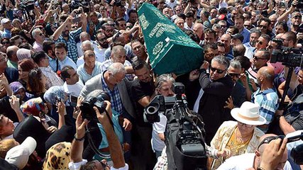 Vatan Şaşmaz'ın Cenazesinde Büyük Ayıp: Tabut Başında Fotoğraf Çektirmek İstediler