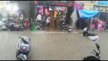 देखिये कैसे 5 मिनट की बारिश से बहने लगे वाहन  Flood swiping Bikes Scooters Cars