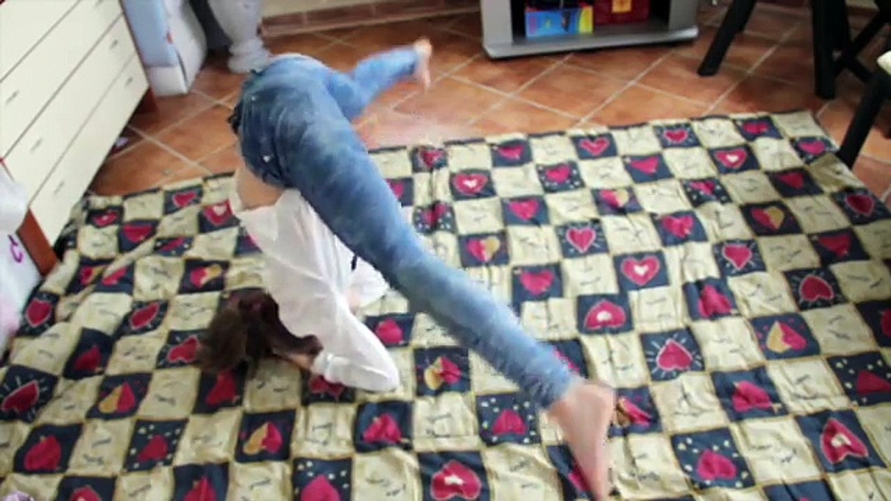 Yoga Challenge Frozen Hans vs Elsa vs Anna. DisneyToysFan