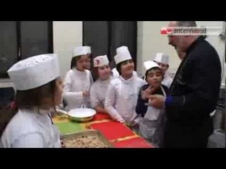 Tải video: TG 30.01.14 Chef in erba a Triggiano, tra i banchi di scuola il cooking show di Andy Luotto