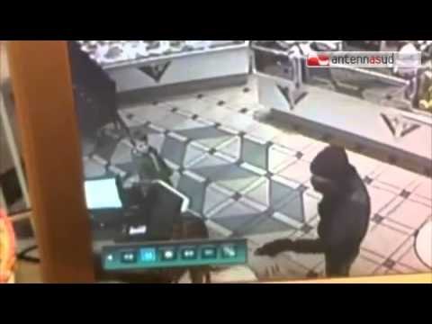 TG 14.12.14 Bari: rapina davanti ad un bimbo di 4 anni. Video choc in Rete