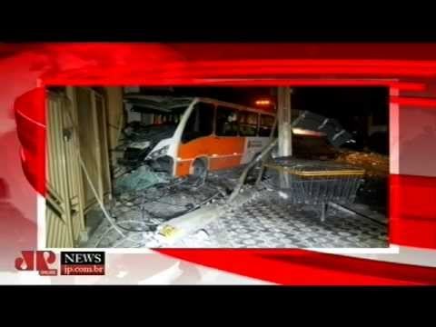 Oito pessoas ficam feridas em acidente com micro-ônibus