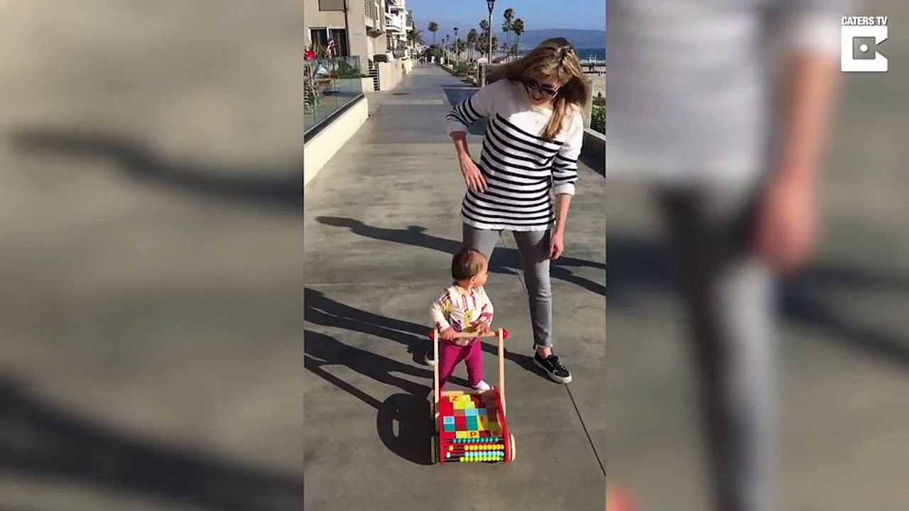 Une petite fille trop mignonne croise un beau gosse torse nu, c'est le coup de foudre !
