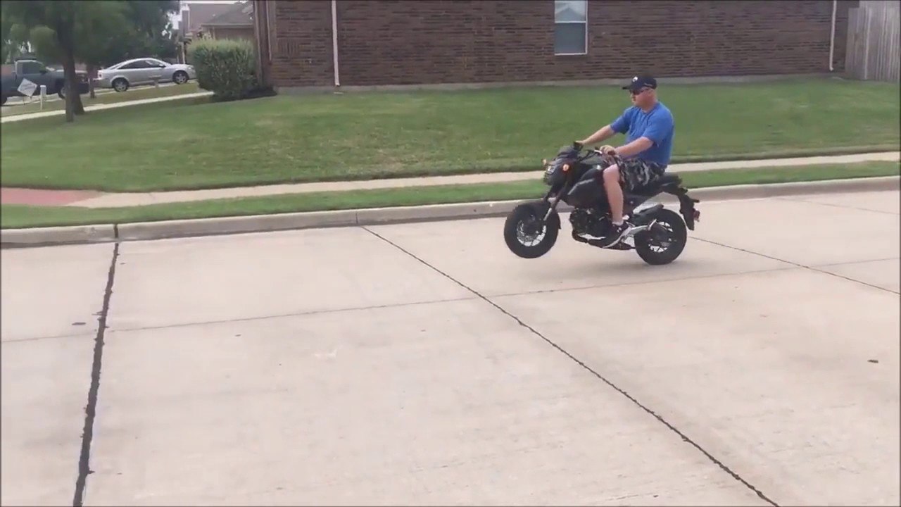 Il a voulu se la péter en moto et bim : crash