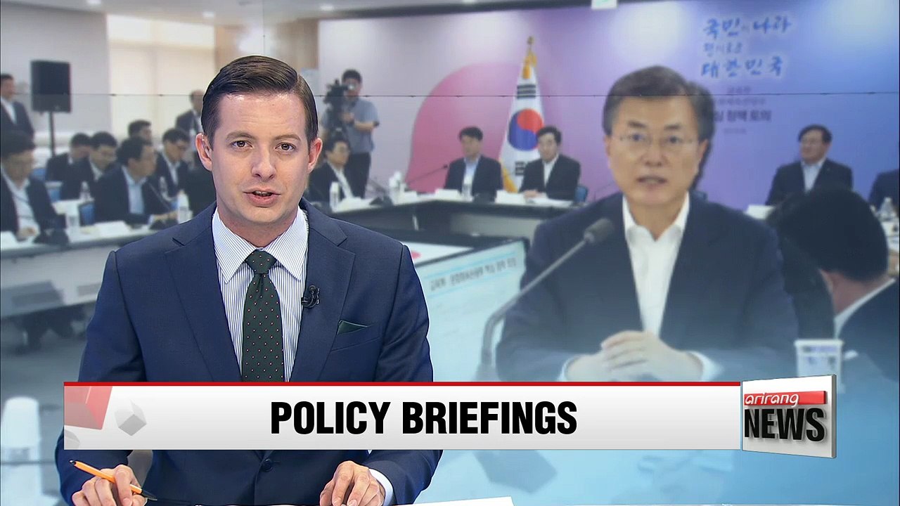 Pres. Moon briefed by culture, education ministries