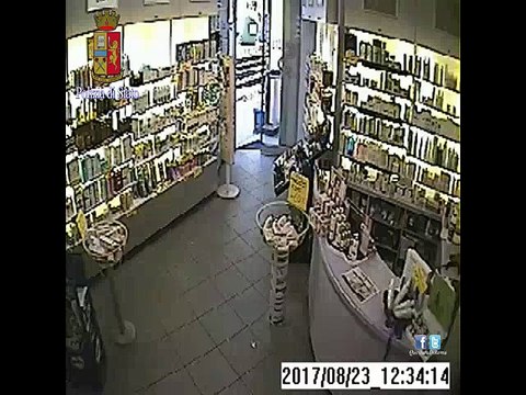 Roma, rapinano una farmacia armati di taglierino. Due in manette