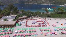 Fethiye Dünyaca Ünlü Plajda Dev Türk Bayrağı Oluşturuldu