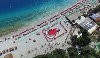 Fethiye Kumburnu Plajı'nda dev Türk Bayrağı oluşturuldu