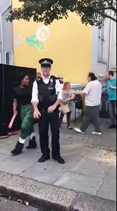 Un policier chargé de la sécurité du carnaval de Notting Hill fait le buzz sur les réseaux sociaux avec une danse endiab