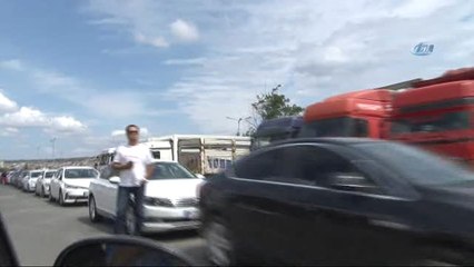 Feribot İskelesinde Tatilci Kuyruğu