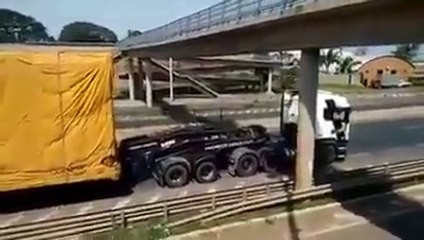 Incroyable précision du chauffeur : une manœuvre au millimètre près 🚗