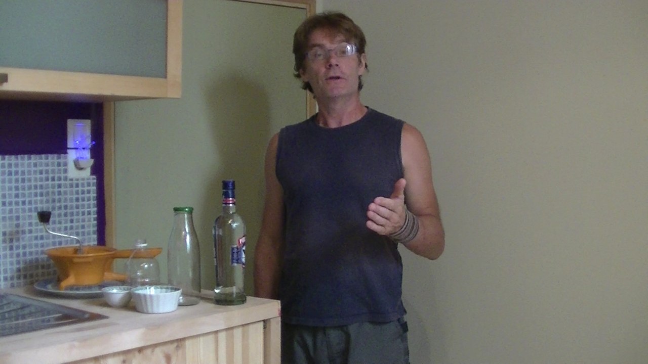 vidéo comment faire de la liqueur de genévrier