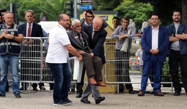 Kore gazisi 30 Ağustos törenine sandalye ile taşıyarak getirildi