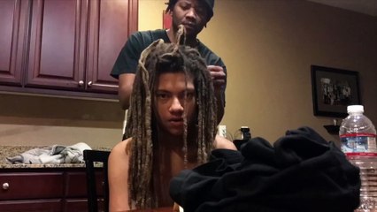 Ce jeune rasta décide de couper ses dreads qu'il avait depuis 9 ans et la réaction de sa mère est énorme