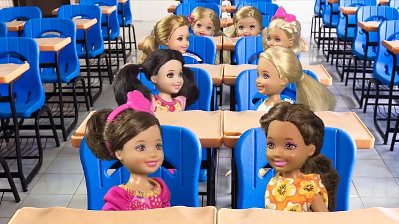 À journée première préscolaire le le le le la jumeaux Barbie