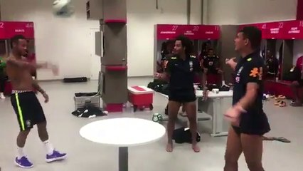 Neymar et les Parisiens font le show dans le vestiaire du Brésil